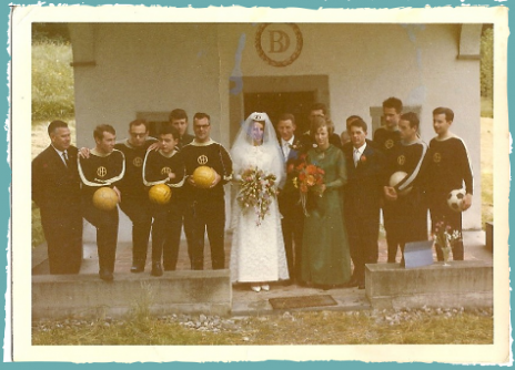 Hochzeitsfoto vor der Hl. Kreuzkapelle in Baar mit der 1. Mannschaft des FC